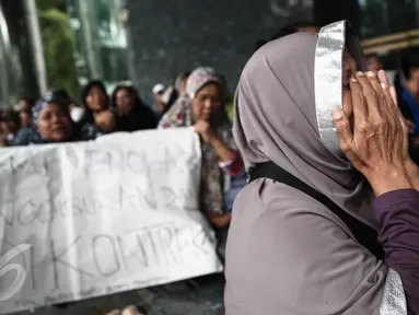  Sejumlah Masyarakat Nelayan Dadap memanjatkan doa saat menggelar aksi unjuk rasa didepan kantor Ombudsman RI, Jakarta, (20/5/2016). Mereka menuntut usut Bupati Kabupaten Tangerang diduga melakukan pelanggaran maladministrasi. (Liputan6.com/Faizal Fanani)