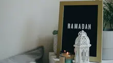Ilustrasi Ramadan. (Foto oleh PNW Production: https://www.pexels.com/id-id/foto/lilin-dekorasi-samping-tempat-tidur-bingkai-gambar-8996046/)