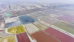 Foto dari udara yang diabadikan pada 3 Desember 2020 ini menunjukkan pemandangan danau garam di Kota Yuncheng, Provinsi Shanxi, China utara. (Xinhua/Yang Chenguang)