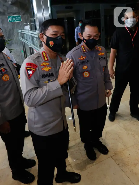 Kapolri Jenderal Idham Azis bersama Komjen Listyo Sigit Prabowo tiba di Gedung Nusantara II DPR, Kompleks Parlemen, Senayan, Jakarta, Rabu (20/1/2021). Komjen Listyo akan menjalani uji kelayakan dan kepatutan atau fit and proper test calon Kapolri di Komisi III DPR. (Liputan6.com/Angga Yuniar)