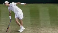Mimik Andy Murray setelah gagal memasukan bola kearah lawannya Sam Querrey pada laga tunggal putra Wimbledon Tennis Championships 2017 di London, (12/7/2017). (AP/Kirsty Wigglesworth)