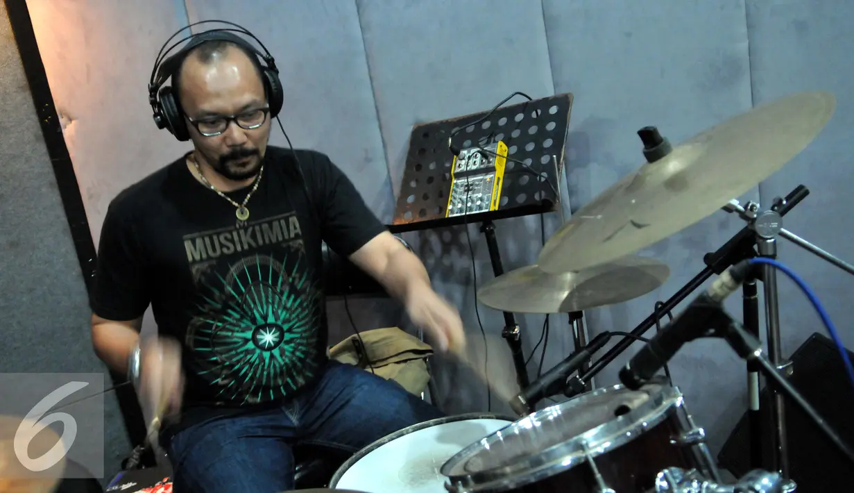 Surendro Prasetyo atau biasa dikenal dengan Yoyo Padi saat melakukan latihan di studio Erwin Gutawa, Jakarta.  Jumat (21/08/2015). Sejumlah artis papan atas Indonesia akan memeriahkan HUT SCTV nanti. (Liputan6.com/Panji Diksana)