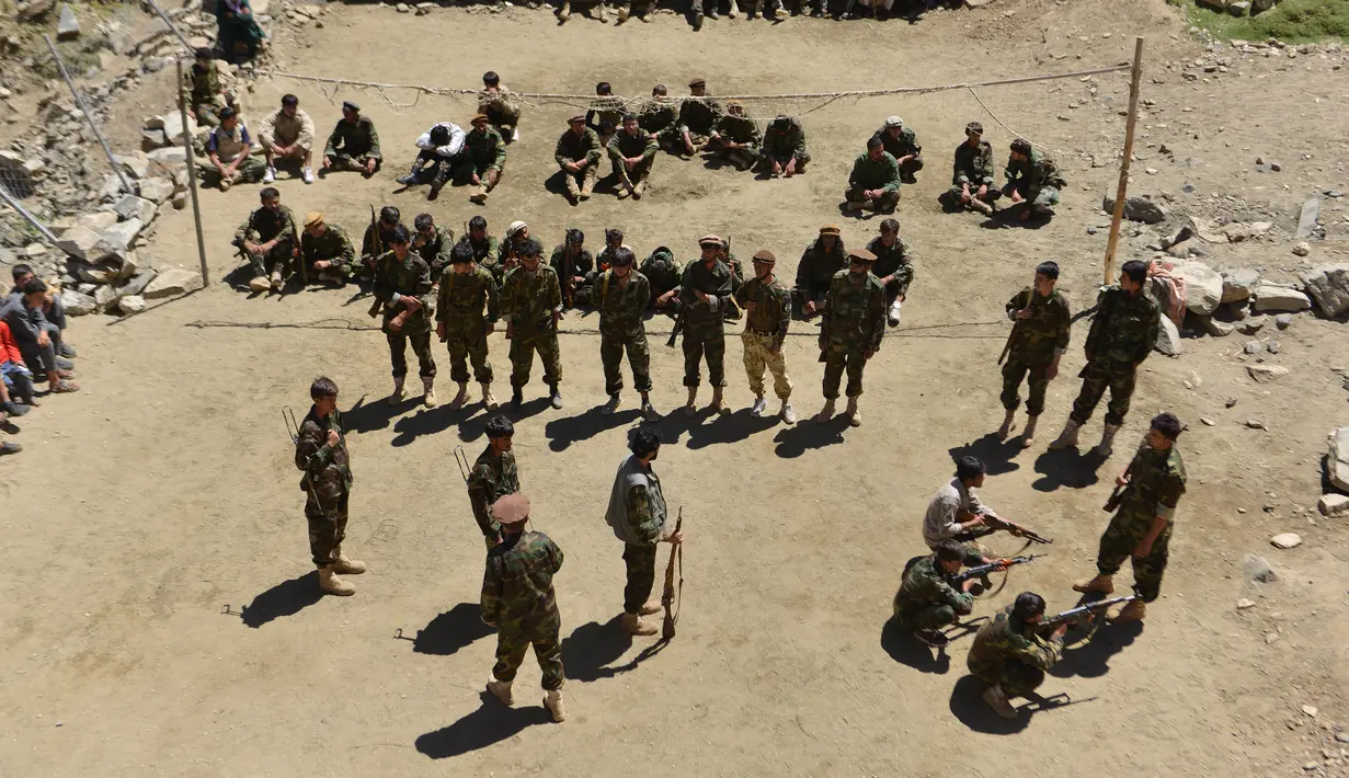 Gerakan perlawanan Afghanistan dan pasukan pemberontakan anti-Taliban mengambil bagian dalam pelatihan militer di daerah Abdullah Khil, Distrik Dara, Provinsi Panjshir, Afghanistan, 24 Agustus 2021. Panjshir jadi satu-satunya wilayah Afghanistan yang belum dikuasai Taliban. (Ahmad SAHEL ARMAN/AFP)