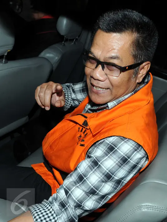 Anggota Komisi III DPRD Banten dari F-PDIP Tri Satya Santosa berada di mobil tahanan usai pemeriksaan di KPK, Jakarta, Rabu (20/1). Tri diperiksa sebagai saksi dugaan suap pembahasan pembentukan Bank Pembangunan Daerah Banten (Liputan6.com/Helmi Afandi)