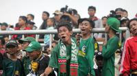 Bonek Mania, kelompok pendukung Persebaya Surabaya. (Bola.com/Ronald Seger Prabowo)