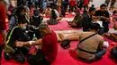 Petugas memeriksa kondisi kesehatan penumpang KM Mutiara Sentosa II di Gapura Surya Nusantara, Pelabuhan Tanjung Perak, Surabaya, Jawa Timur, Senin (3/8/2026). (AFP/ Juni Kriswanto)