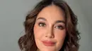 Meski hanya mengenakan kaos putih dan makeup flawless, tampilan Luna Maya cukup effortless di usianya di atas 40an. [@nooibeauty]