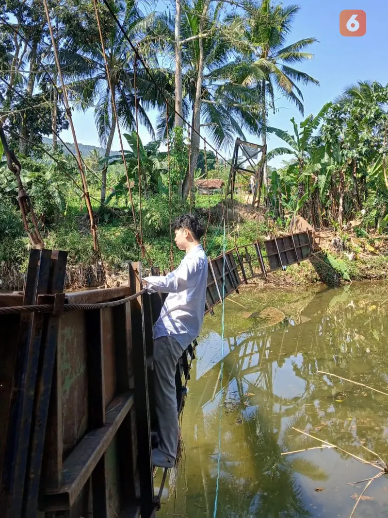 Willie Salim saat berkunjung memberikan bantuan untuk memperbaiki jembatan rusak di Kabupaten Sukabumi (Liputan6.com/Istimewa).