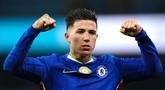 Pemain Chelsea, Enzo Fernandez, melakukan selebrasi setelah mencetak gol ke gawang Manchester City pada lanjutan Liga Inggris di Etihad Stadium, Senin (5/1/2026). (AP Photo/Dave Thompson)