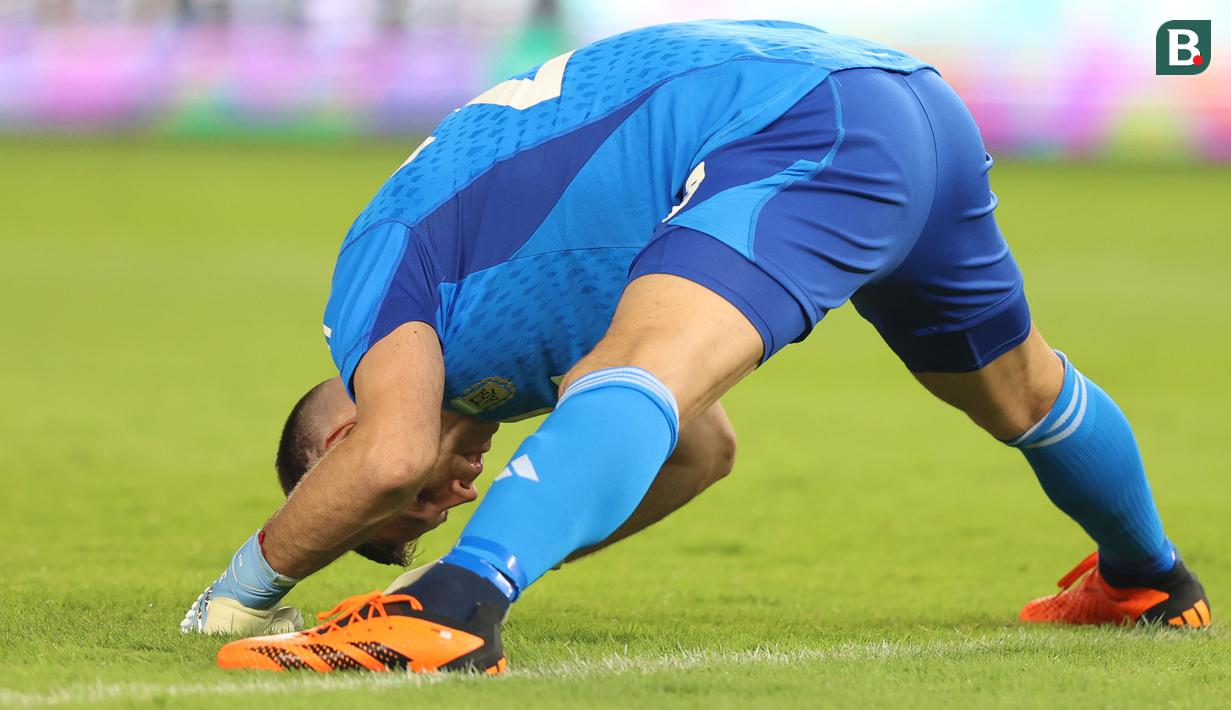 <p>Kiper Argentina, Emiliano Martinez melakukan pemanasan saat laga FIFA Matchday melawan Timnas Indonesia di Stadion Utama Gelora Bung Karno (SUGBK), Senayan, Jakarta, Senin (19/06/2023). (Bola.com/Bagaskara Lazuardi)</p>
