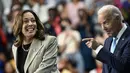 Presiden AS Joe Biden menyaksikan Wakil Presiden dan calon presiden dari Partai Demokrat Kamala Harris berbicara di Prince George's Community College di Largo, Maryland, Kamis (15/8/2024). (Drew ANGERER / AFP)