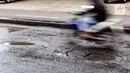 Pengendara sepeda motor maupun mobil yang melintas harus ekstra hati-hati, terutama pada malam hari, mengingat kurangnya penerangan di area yang rusak. (Magang/Liputan6.com/Muhammad Rizal)