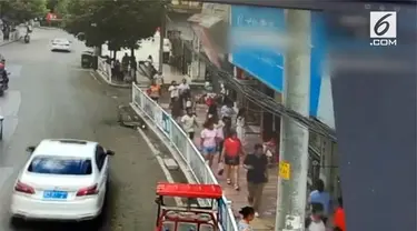 Sebuah papan iklan berukuran besar jatuh menimpa pejalan kaki yang lewat. Akibatnya lima orang terluka dan dilarikan ke rumah sakit.