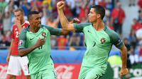 Striker Portugal, Cristiano Ronaldo (kanan), merayakan gol ke gawang Hungaria pada laga Grup F Piala Eropa 2016 di Stade de Lyon, Lyon, Rabu (22/6/2016). (AFP/Philippe Desmazes)