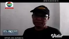 Warga mendatangi sebuah rumah di Desa Kawangrejo, Jember, Jawa Timur setelah tersebar informasi seorang wanita muda didapati tewas di kamarnya.