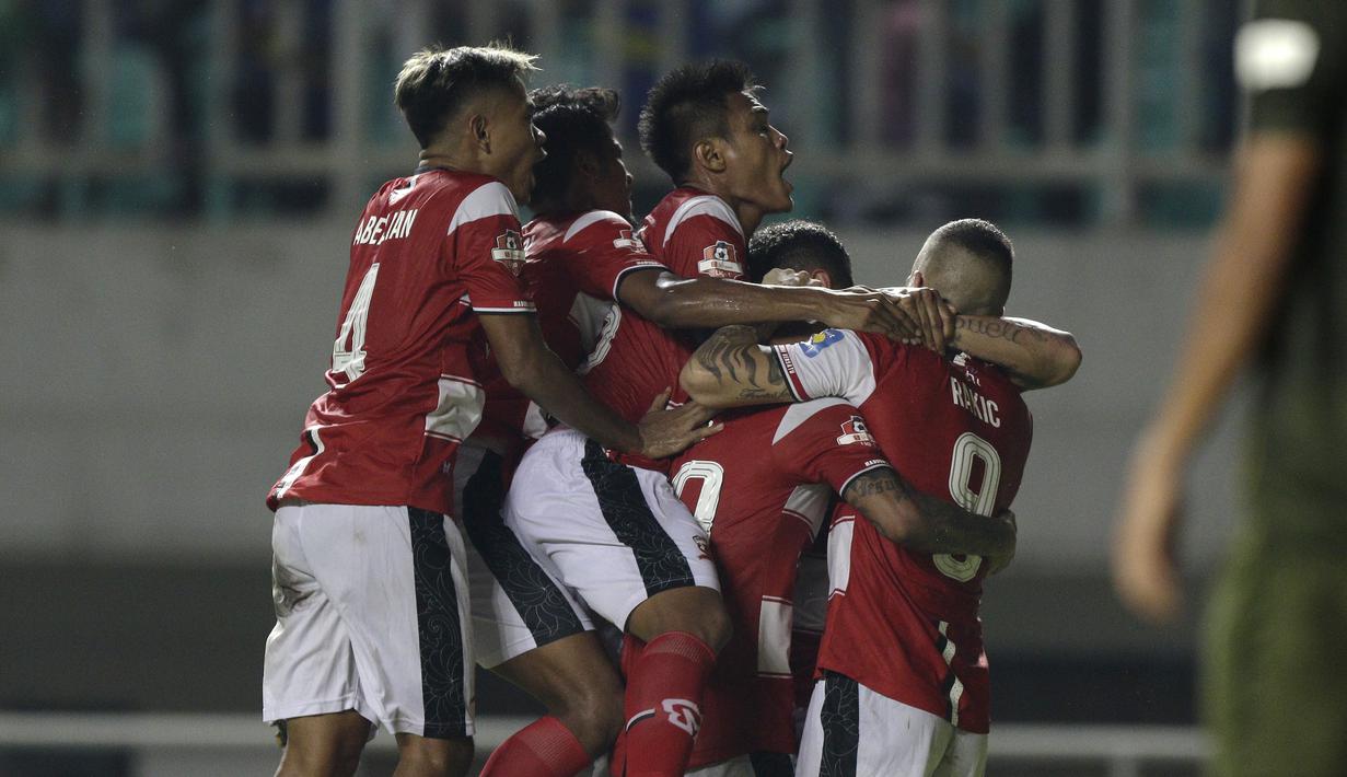 Pemain Madura United merayakan gol yang dicetak Jaimerson Silva ke gawang PS Tira Persikabo laga Shopee Liga 1 di Stadion Pakansari, Bogor (12/7). Tira bermain imbang 2-2 atas Madura. (Bola.com/Yoppy Renato)