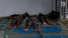 Sejumlah pemudik beristirahat sejenak di halaman rest area Tol Timur - Palimanan - Kanci,  Cirebon, Jawa Barat, Sabtu (1/7). Pada H+6 Lebaran pengguna jalan tol memanfaatkan rest area untuk makan, tidur sejenak. (Liputan6.com/Faizal Fanani)
