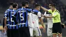 Wasit Gianluca Rocchi berdiskusi dengan para pemain Atalanta saat melawan Inter Milan pada laga Serie A di Stadion San Siro, Milan,Sabtu (11/1). Kedua klub bermain imbang 1-1. (AP/Luca Bruno)