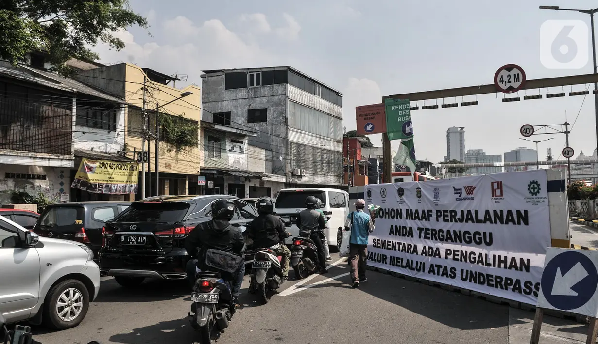 Kendaraan terjebak macet akibat penutupan Underpass Senen, Jakarta, Rabu (1/7/2020). Penutupan underpass tersebut menyebabkan kemacetan panjang karena jalan menyempit ditambah adanya perlintasan kereta api. (merdeka.com/Iqbal S. Nugroho)