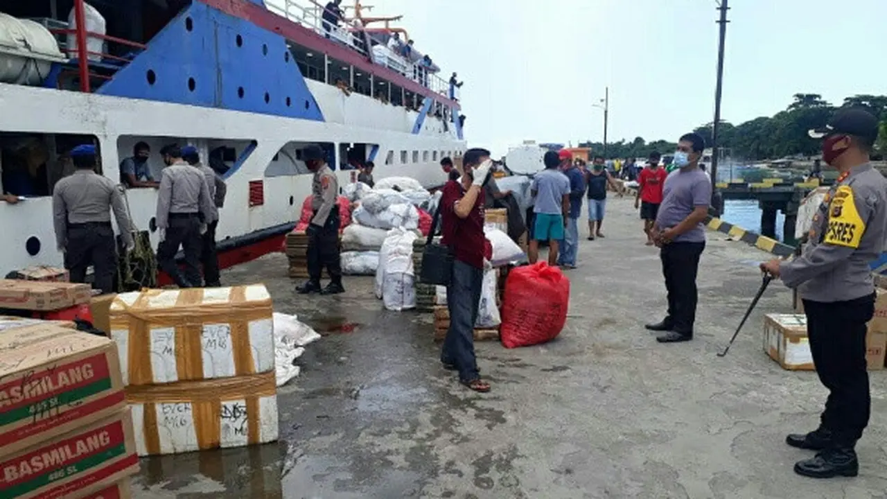 Polres Kepulauan Talaud berhasil mengamankan ratusan liter minuman keras jenis Cap Tikus yang berada di salah satu kapal rute Manado-Talaud.