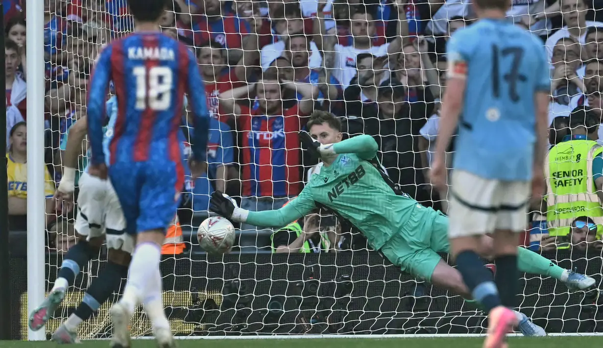 Kiper Crystal Palace, Dean Henderson menghalau bola tendangan penalti pemain Manchester City, Omar Marmoush dalam laga final Piala FA 2024/2025 di Stadion Wembley, London, Inggris, Sabtu (17/05/2025) waktu setempat. (AFP/Adrian Dennis)