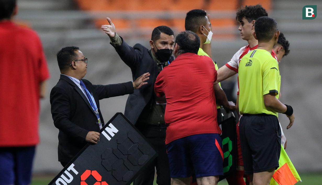 Salah satu official Atletico Madrid U-18 melakukan portes kepada wasit saat laga International Youth Championship 2021 antara Barcelona U-18 melawan Atletico Madrid U-18 di Jakarta International Stadium, Jakarta, Jumat (15/04/2022). (Bola.com/Bagaskara Lazuardi)