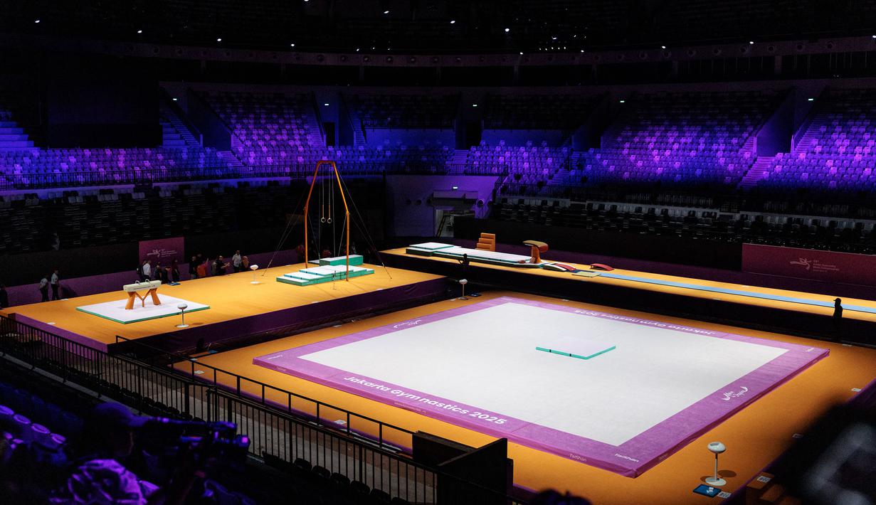 Kejuaraan tersebut mempertandingan berbagai nomor disiplin gimnastik seperti senam lantai, meja lompat, palang tunggal, palang sejajar, palang bertingkat, dan gelagar keseimbangan (balok keseimbangan). (AFP/Yasuyoshi Chiba)