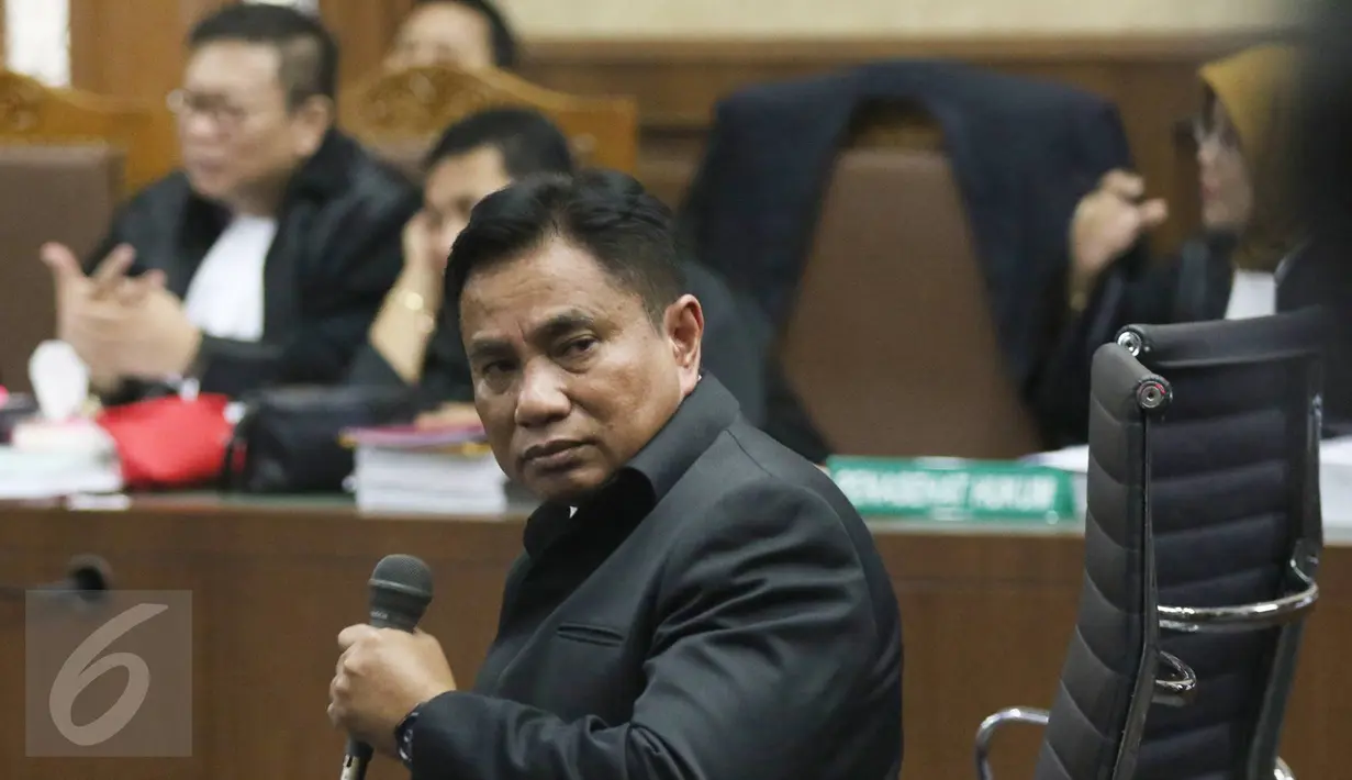  Ahli toksikologi forensik Nursamran Subandi menyampaikan keterangan dalam sidang kasus kematian Wayan Mirna Salihin dengan terdakwa Jessica Kumala Wongso di Pengadilan Negeri Jakarta Pusat, Rabu (3/8). (Liputan6.com/Immanuel Antonius)