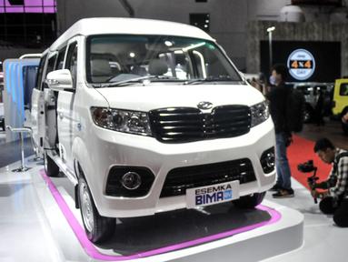 Mobil Esemka Bima EV dipamerkan pada Indonesia International Motor Show (IIMS) di Jiexpo Kemayoran, Jakarta, Kamis (16/2/2023). Mobil Esemka untuk pertama kalinya dipamerkan pada pameran otomotif IIMS. (merdeka.com/Iqbal S. Nugroho)