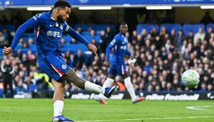 Bek Chelsea asal Inggris bernomor punggung 24, Reece James, melepaskan tembakan namun gagal mencetak gol selama pertandingan Liga Inggris antara Chelsea dan Newcastle United di Stamford Bridge, London, Minggu (15-3-2026) dini hari WIB. (Glyn KIRK/AFP)