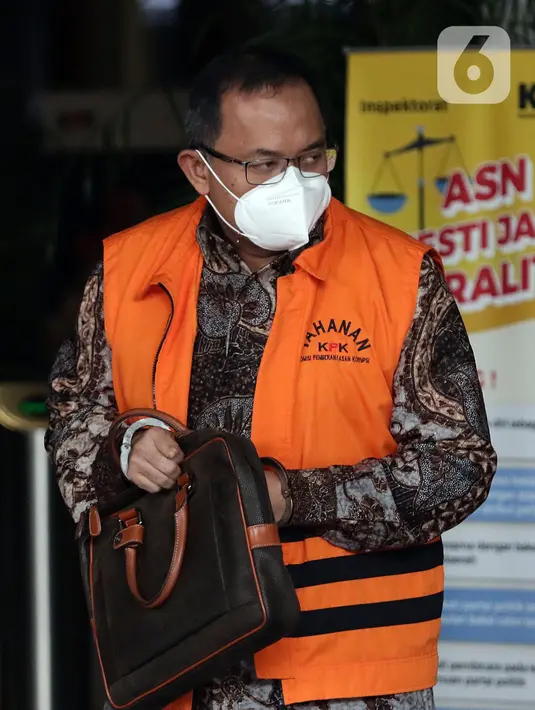 Bupati Musi Banyuasin (nonaktif) Dodi Reza Alex Noerdin usai menjalani sidang secara daring dari PN Klas IA Palembang, Gedung KPK Jakarta, Rabu (11/5/2022). Sebelumnya, Dodi didakwa menerima hadiah atau janji terkait pengadaan barang/jasa pada Dinas PUPR TA 2021. (Liputan6.com/Helmi Fithriansyah)