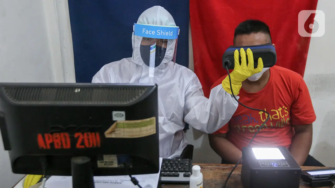 New Normal Petugas Dukcapil Kecamatan Pamulang Layani Warga Lengkap dengan APD
