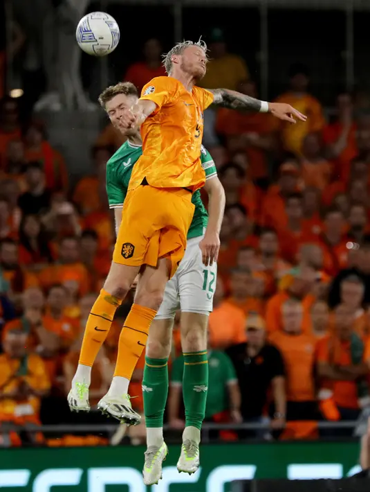 <p>Bermain di depan pendukungnya sendiri, Irlandia mencoba lebih dahulu mengambil inisiatif penyerangan. Mereka langsung menekan pertahanan Belanda. (Donall Farmer/PA via AP)</p>