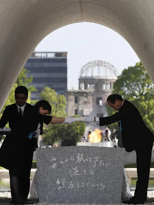 Walikota Hiroshima Kazumi Matsui (kanan) menyerahkan daftar nama orang-orang yang baru ditambahkan korban tragedi bom Hiroshima di Hiroshima, Jepang (6/8). (Shohei Miyano/Kyodo News via AP)