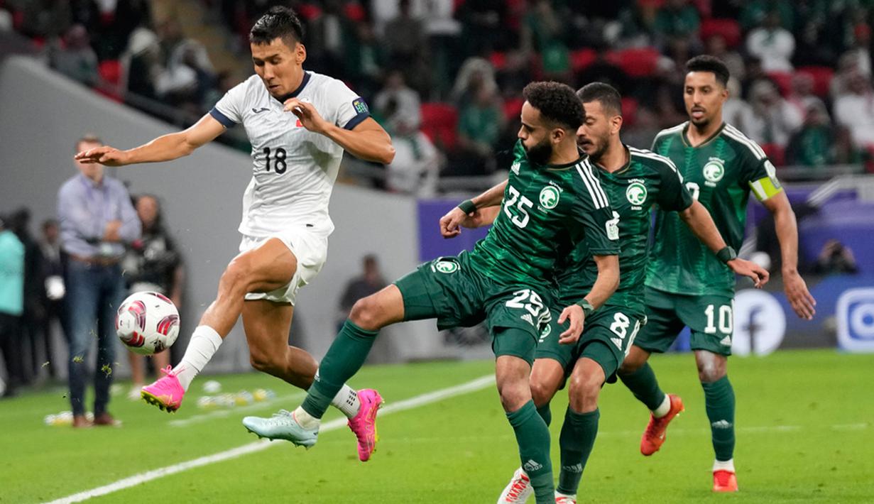 Raihan dua kemenangan dari dua laga pun membuat Arab Saudi dipastikan lolos ke babak 16 besar. (AP Photo/Aijaz Rahi)