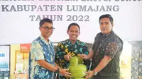 Bupatu Lumajang Thoriqul Haq (Tengah) menerima bantuan 100 tabung gas LPG dari PT Pos Indonesia (Istimewa)