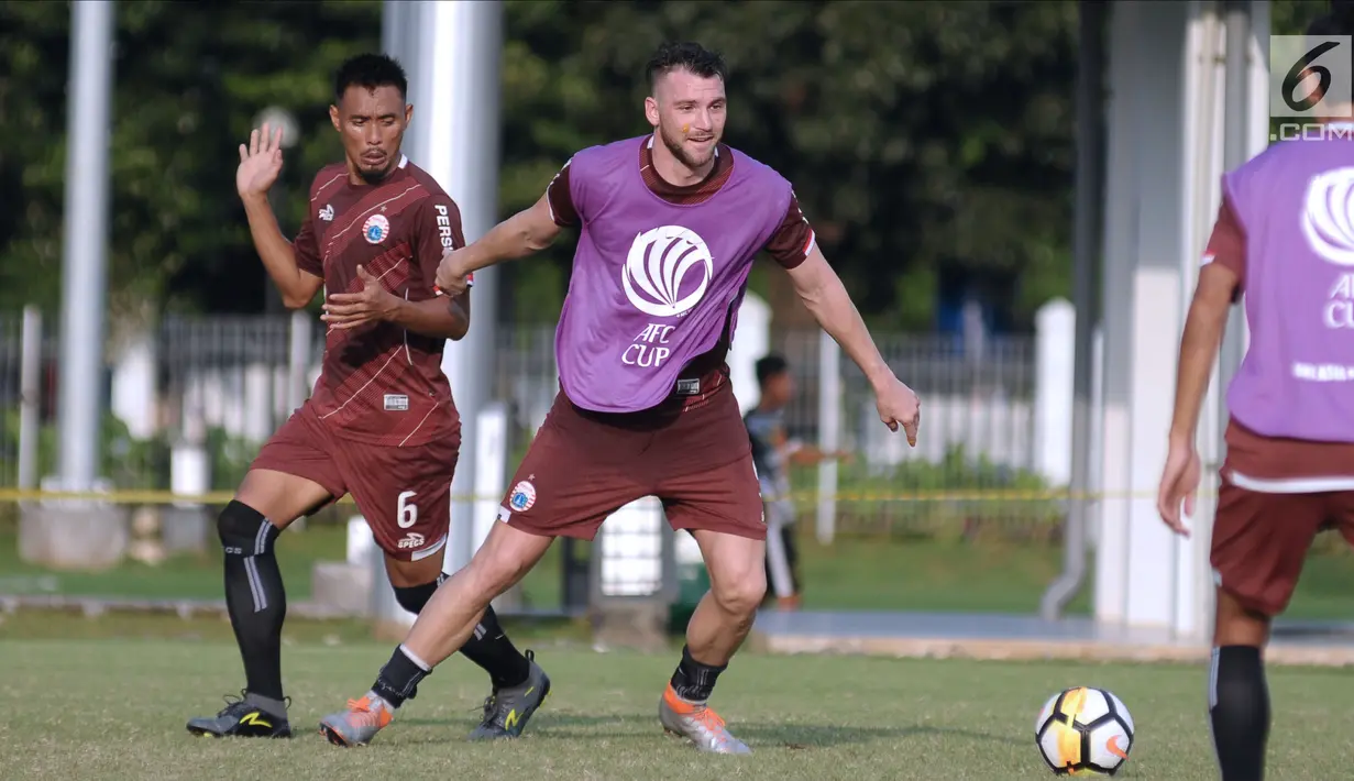 Pemain Persija, Marko Simic (kedua kiri) berebut bola dengan Maman Abdurrahman saat latihan resmi penyisihan Grup H Piala AFC 2018 melawan Johor Darul Takzim di Lapangan B Kompleks GBK, Jakarta, Senin (9/4). (Liputan6.com/Helmi Fithriansyah)