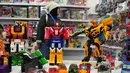 Sejumlah mainan robot dipajang dalam pameran mainan dan elektronik di Jakarta Internasional Expo, Jakarta, Rabu (22/8). Dalam pameran ini dihadirkan 200 perusahaan bertaraf internasional dari tiongkok dan Indonesia. (Liputan6.com/Helmi Afandi)