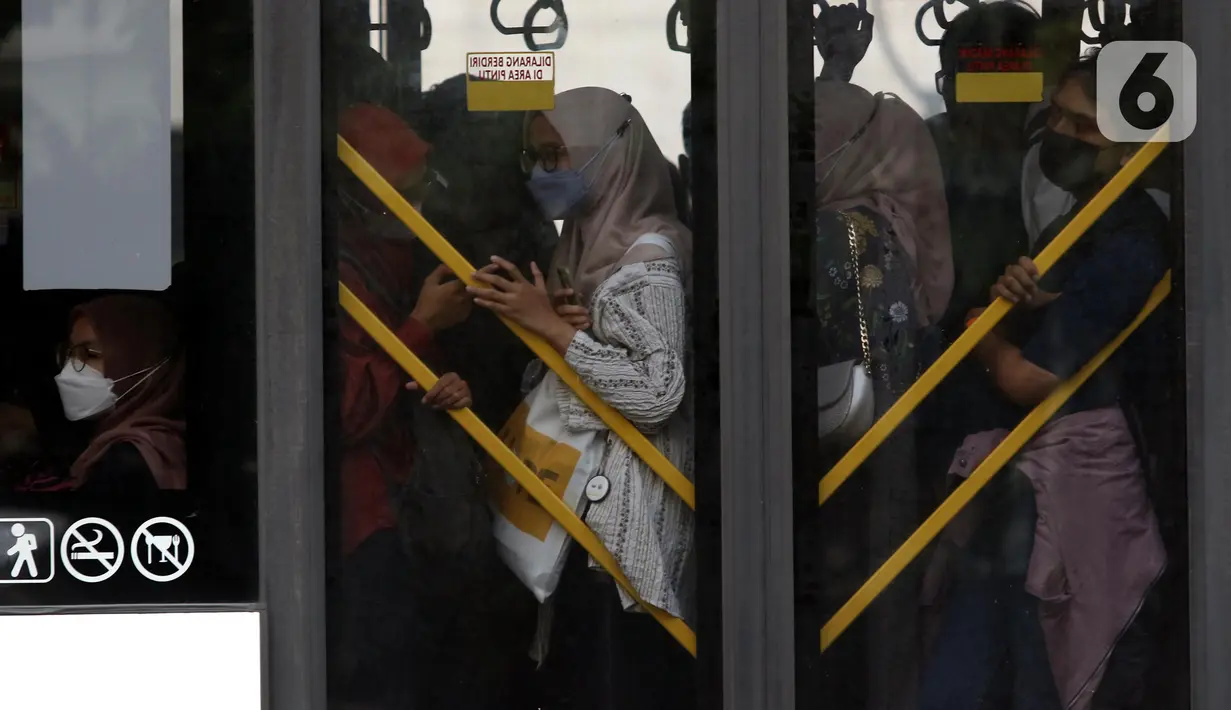 Pengguna Transjakarta menggunakan masker saat berada dalam bus di kawasan Bundaran Hotel Indonesia Jakarta, Sabtu (10/6/2023). (Liputan6.com/Helmi Fithriansyah)