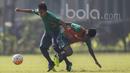 Gelandang Barito Putera, Paulo Sitanggang, berebut bola dengan gelandang PSM, Asnawi Bahar, saat mengikuti seleksi Timnas Indonesia U-22 di Lapangan SPH Karawaci, Banten, Kamis (9/3/2017). (Bola.com/Vitalis Yogi Trisna)