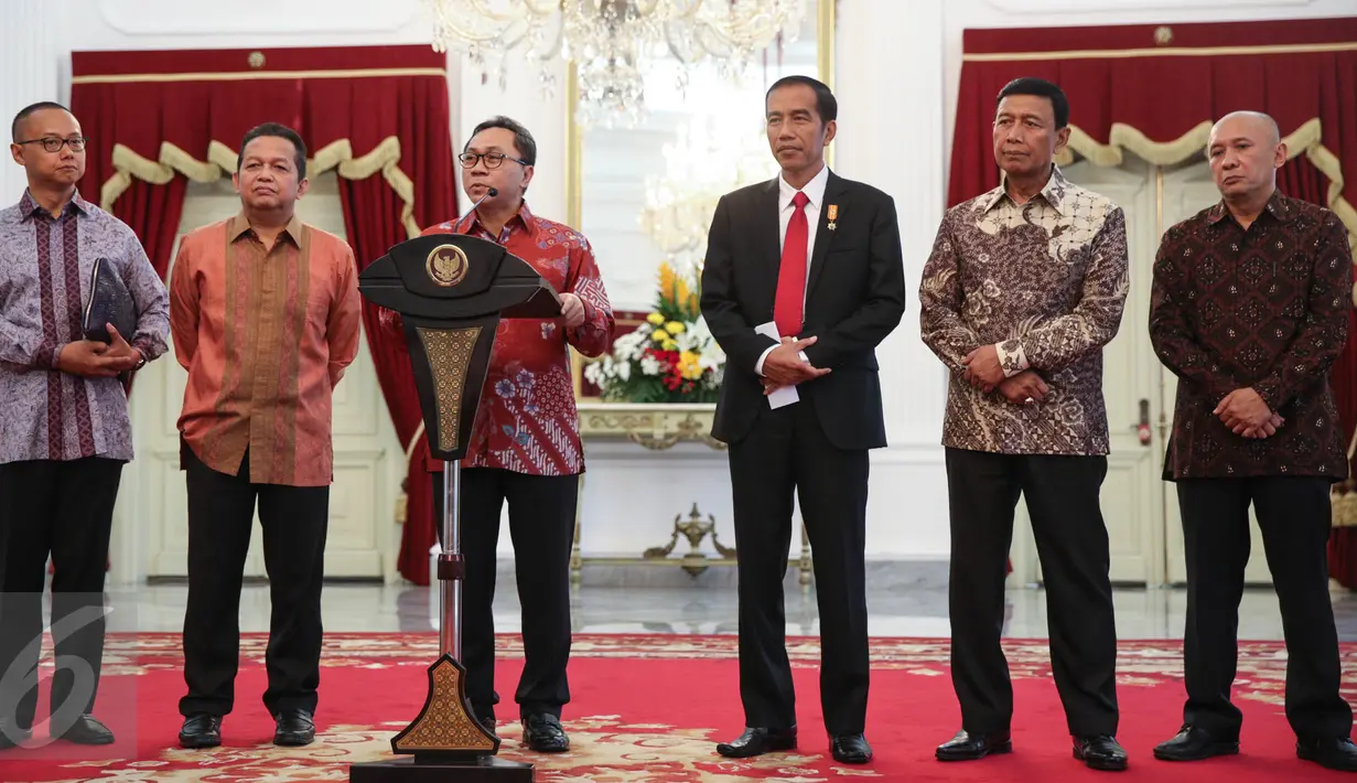 Ketum PAN Zulkifli Hasan (ketiga kiri) bersama Presiden Jokowi dan Ketum Hanura Wiranto memberi keterangan di Istana Negara, Jakarta, Rabu (2/9/2015). PAN menyatakan resmi bergabung dengan koalisi partai pendukung pemerintah. (Liputan6.com/Faizal Fanani)