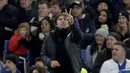 Pelatih Chelsea, Antonio Conte, memberikan arahan kepada anak asuhnya saat pertandingan melawan Leicester City pada laga Premier League di Stadion  Stamford Bridge Sabtu (13/1/2018). Kedua tim bermain imbang 0-0. (AP/Matt Dunham)