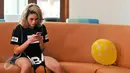 Nikita Mirzani melihat ponselnya di sela-sela syuting pembuatan video klip single lagunya yang berjudul 'Kode Nakal' di The Roemah 7A, Jakarta Selatan, Kamis (11/2/2016). (Liputan6.com/Yoppy Renato)