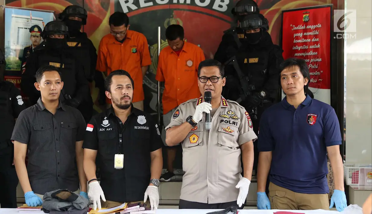 Kabid Humas Polda Metro Jaya Kombes Pol Argo Yuwono (dua kanan) memberi keterangan terkait pencurian dan pembunuhan Jeanne Setyadi (78), Jakarta, Kamis (26/7). Polisi turut meringkus penadah barang berharga milik Jeanne. (Liputan6.com/Immanuel Antonius)