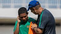 Pemain Surabaya Bhayangkara, Evan Dimas, mendengarkan arahan dari pelatih Indonesia, Alfred Riedl, saat mengikuti seleksi timnas Indonesia di Stadion Pekansari, Bogor, Jawa Barat, Selasa (9/8/2016). (Bola.com/Vitalis Yogi Trisna)