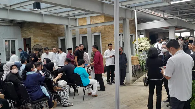 Sejumlah menteri Kabinet Indonesia Maju berdatangan ke rumah duka Koesni Harningsih istri Kepala Staf Kepresidenan Moeldoko, Minggu, (12/3/2023).