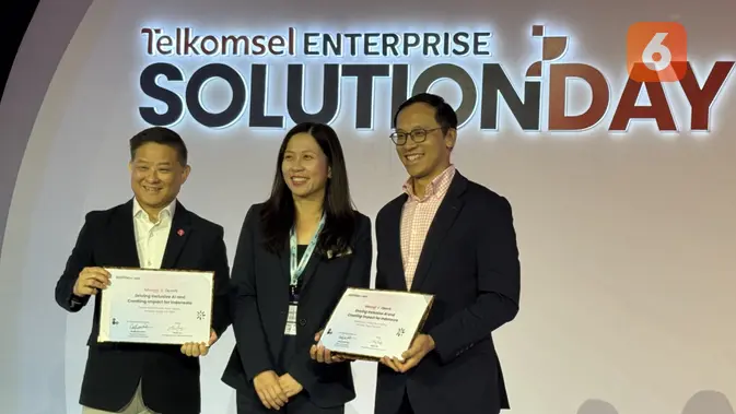 <p>Wong Soon Nam, Director of Planning & Transformation, Telkomsel dan Oliver Jay, Managing Director, OpenAI, (Liputan6.com/ Yuslianson)</p>