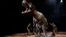 Mekanik perusahaan On-Art Corp memperkenalkan robot dinosaurus di aula pertemuan sebuah hotel di Tokyo, Jepang, Kamis (10/11). Robot TRX03 itu memiliki berat 38 kilogram dengan panjang hingga 8 meter. (REUTERS/Toru Hanai)
