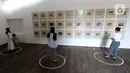 Pengunjung berjaga jarak fisik saat melihat pameran karya pelukis Hanafi berjudul 60 tahun dalam studio di Galerikertas, Depok, Jawa Barat, Selasa (7/7/2020).  Pameran tersebut menerapkan protokol kesehatan guna mencegah penyebaran COVID-19. (merdeka.com/Arie Basuki)