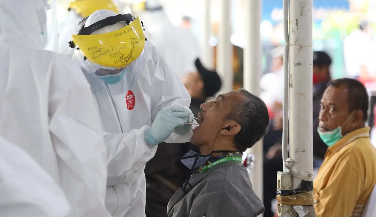 Penumpang kereta rel listrik (KRL) menjalani tes swab di Stasiun Bogor, Bogor, Jawa Barat, Senin (27/4/2020). Pengetesan yang melibatkan 350 penumpang ini untuk memastikan ada atau tidaknya virus corona COVID-19 yang dibawa penumpang KRL. (merdeka.com/Arie Basuki)